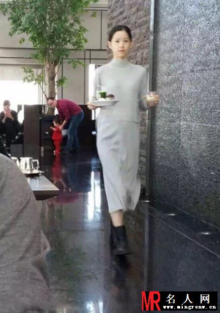 章泽天外出就餐小肚隆起 孕相十分明显(1)
