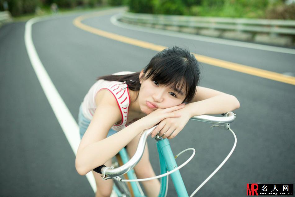 宋伊人公路写真 单车少女上演速度与激情(1)