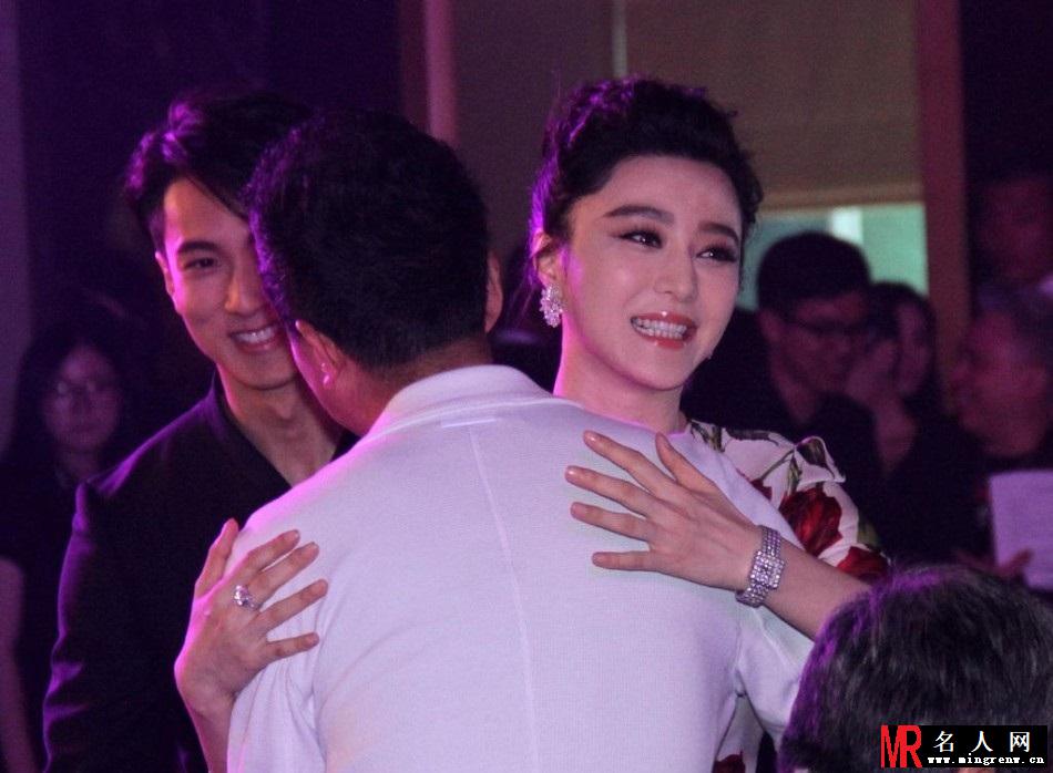 范冰冰穿花裙豪放拥抱男星 不惧李晨吃醋(1)