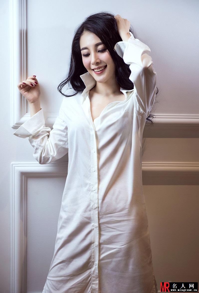 刘雨鑫最新居家性感写真 尽显温婉恬静(1)