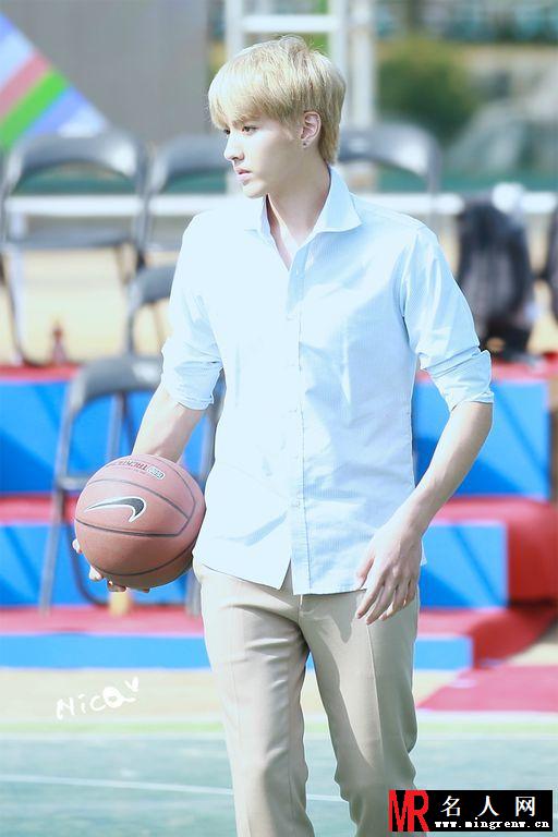 2013年Dream Team录制篮球赛吴亦凡现场惊艳亮相 现场帅气表演(1)