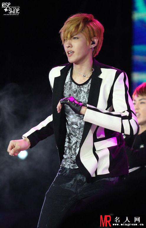 吴亦凡2012年新加坡SMT激情演唱掀起全场高潮(1)