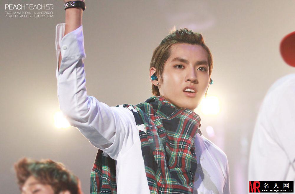 吴亦凡2013年SMWEEK与粉丝欢度周末演唱大赏休闲装扮帅气(1)
