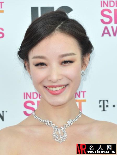 倪妮出席美国独立精神颁奖礼 黄裙飘逸仙气十足(1)