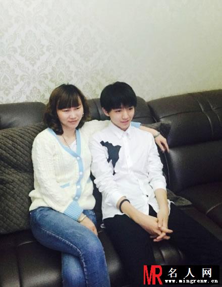 TFBOYS和她们妈妈的甜蜜合影(1)