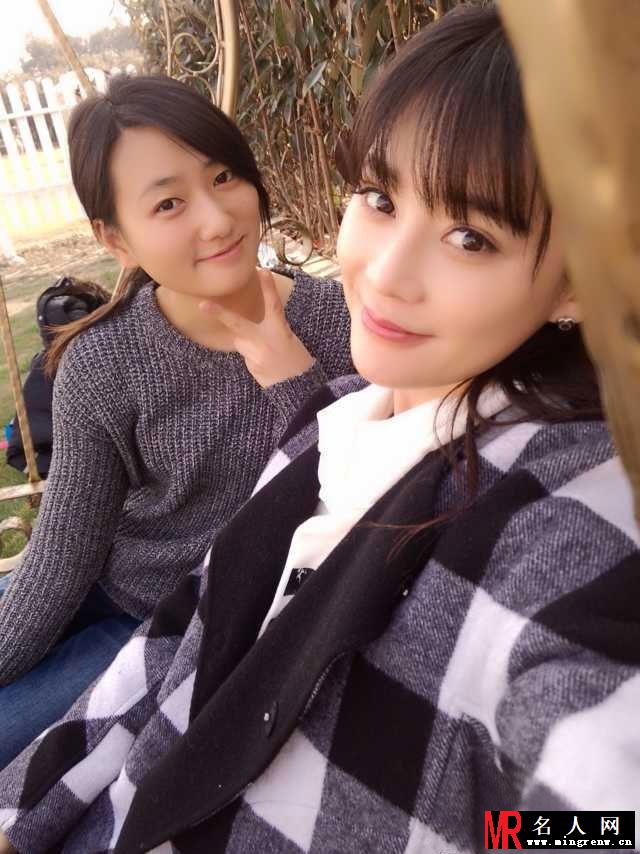 袁姗姗微博与好友自拍 浓眉大眼颜值高(1)