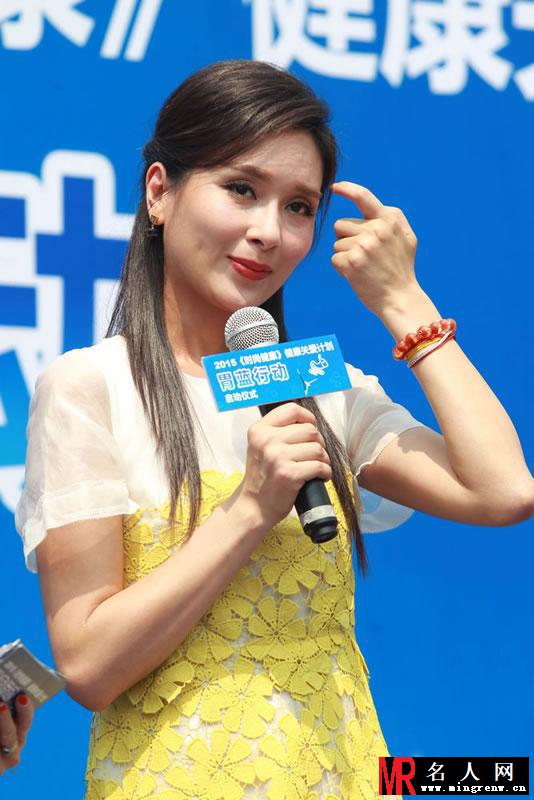 杨恭如出席公益活动 烈日下依旧淡雅迷人(1)