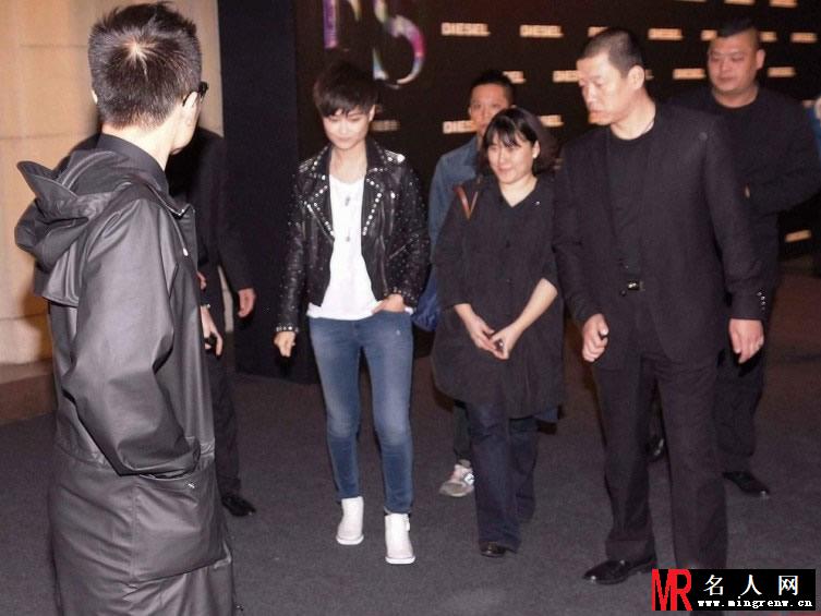 李宇春现身上海捞金 大牌风范获保镖贴身保护(1)