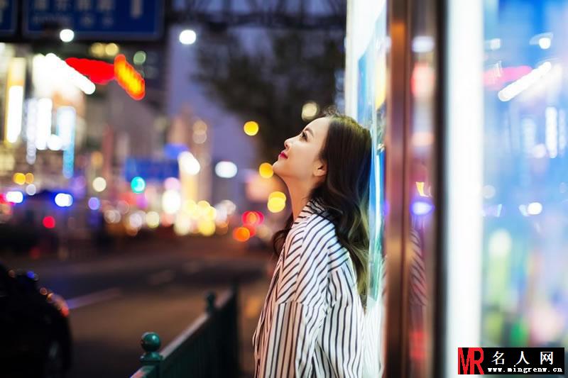 汪小敏街头诱惑街拍 演绎轻熟女风范(1)