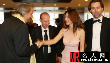 巨乳横扫江湖！柳岩身材傲人遭男性紧盯(1)