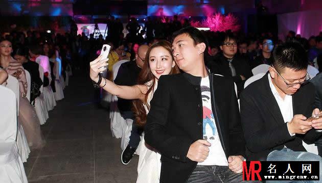 王思聪疑似新欢曝光 “咬耳朵”私语不断 数度亲密自拍(1)