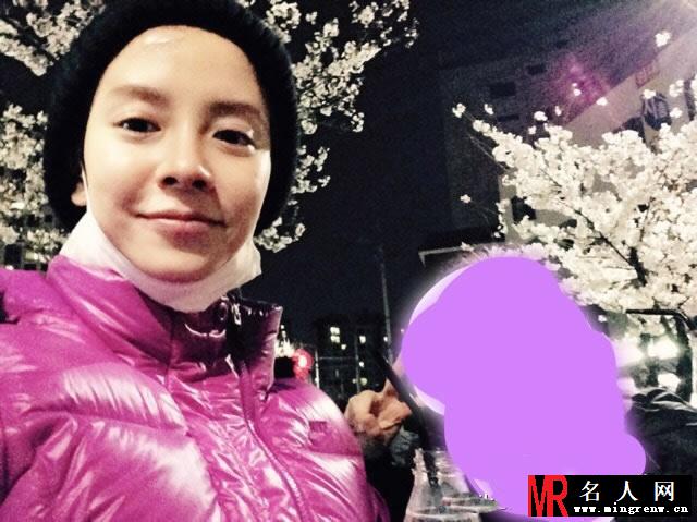 宋智孝素颜赏樱花 嘟嘴卖萌懵智女神(1)