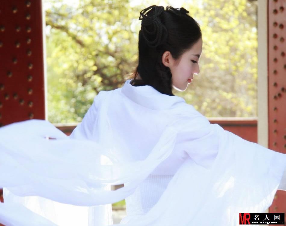武汉美女cos小龙女神似刘亦菲 白衣飘飘获赞(1)