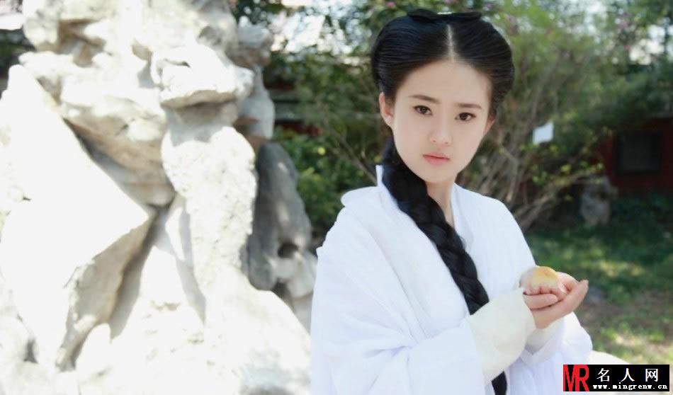 武汉美女cos小龙女神似刘亦菲 白衣飘飘获赞(1)
