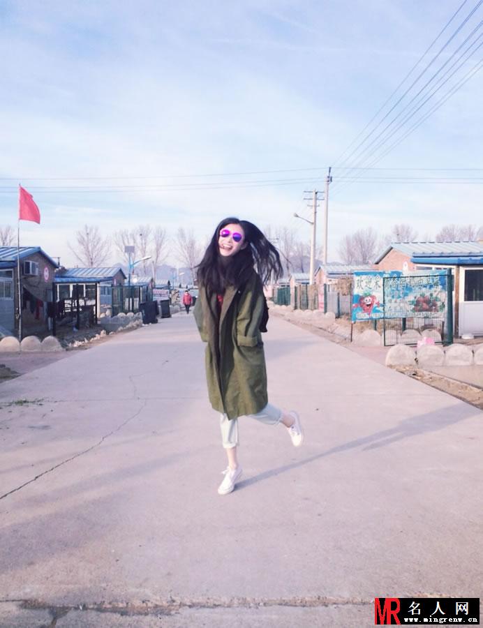 倪妮微博晒自拍 草莓园地展笑颜(1)
