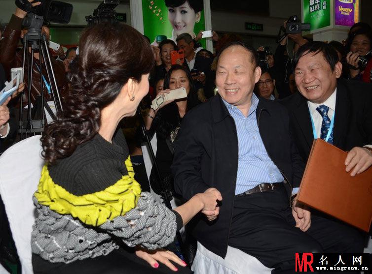 赵雅芝现身引围观 不老容颜令人心动(1)