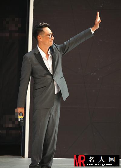 吴镇宇霸气现身剪彩 尽展吴三岁本色(1)
