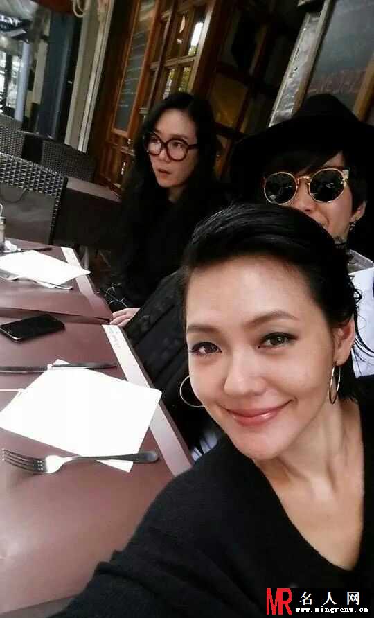 小S巴黎街头上演辣妈自拍 性感Pose六连拍(1)