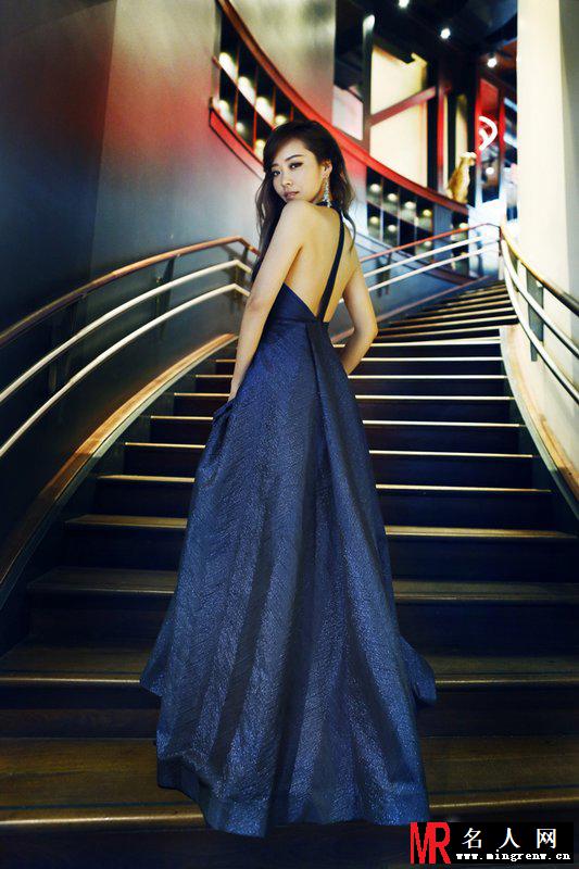 张靓颖最新写真 披华服大秀美背(1)