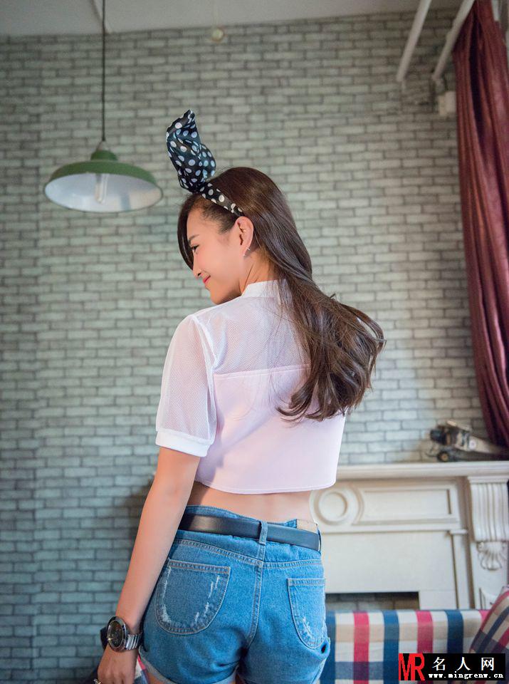 包文婧可爱写真 俏皮大秀小蛮腰(1)