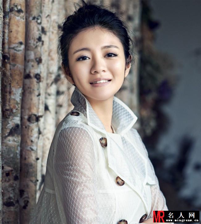 轻熟女安以轩最新写真 置身花园尽显优雅气质(1)