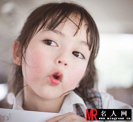 泰国小萝莉网络爆红 大眼软妹嘟嘴卖萌(1)