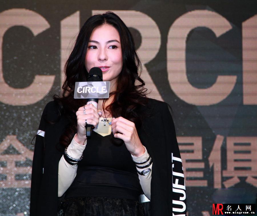 张柏芝上海开酒吧 与男嘉宾碰杯风情万种(1)