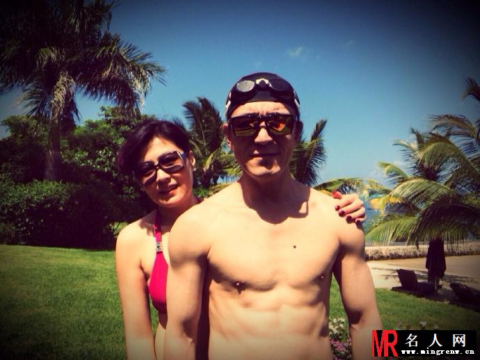 哈文李咏海边半裸度假照 女儿小法曝光(1)