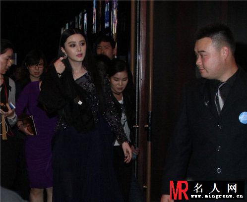 范冰冰斜肩装出席活动 脸颊臃肿似郭美美(1)