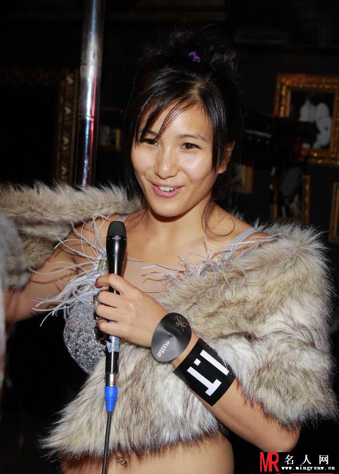 郑佩佩女儿大跳钢管舞 直立一字马超厉害(1)