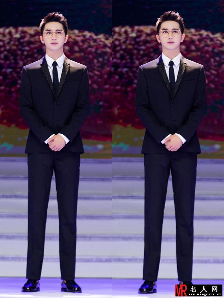 许魏洲亮相金鸡百花电影节 金丝眼镜演绎“斯文败类”风(1)