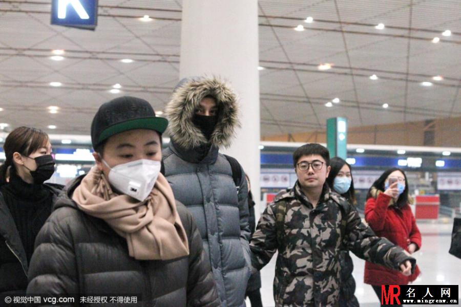 王凯深夜抵京无视狗仔 全副武装只露双眼(1)