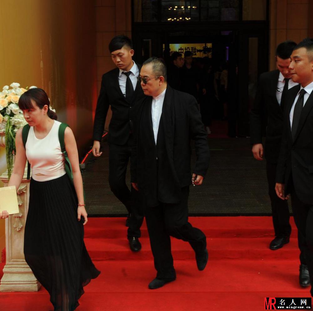 张铁林现身某活动现场 搭肩女友人歪头热聊(1)