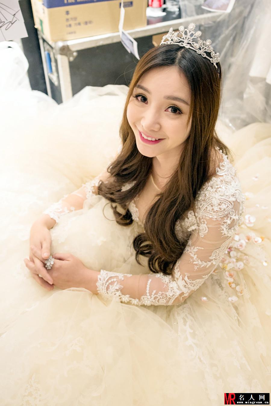 柳岩穿50斤巨型婚纱走秀 大方回应整容(1)