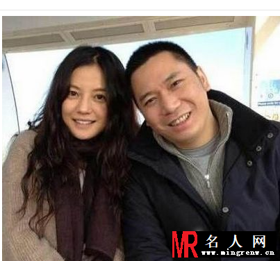 太恩爱！扒赵薇与老公黄有龙甜蜜合照(1)
