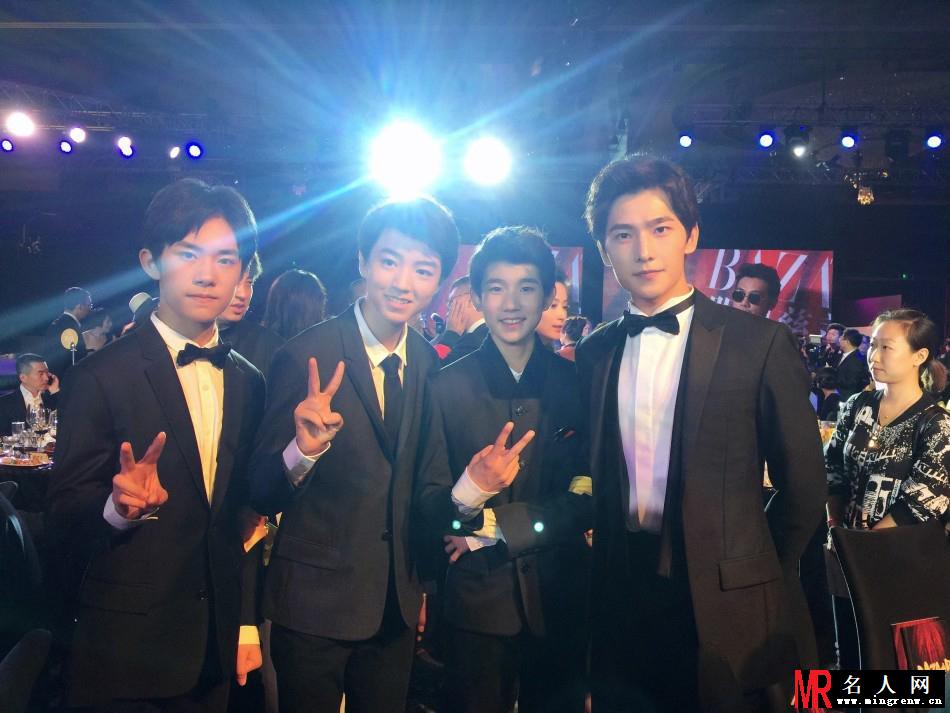TFBOYS身穿西服帅气亮相芭莎明星慈善之夜(1)