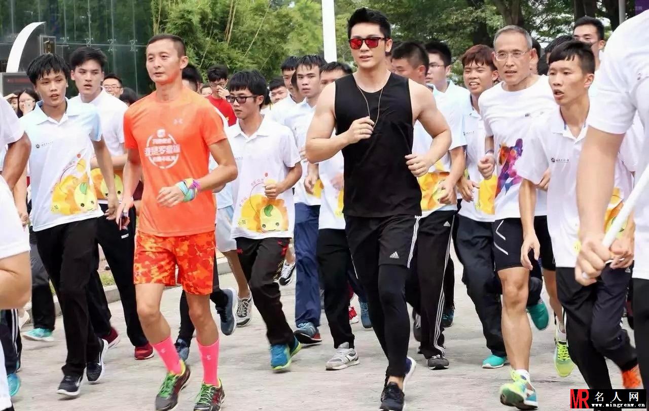 李晨现身《福之州 青之运》跑步活动秀胸肌(1)