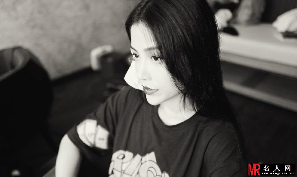 刘翔前妻葛天晒美照 一袭红裙娇艳动人(1)