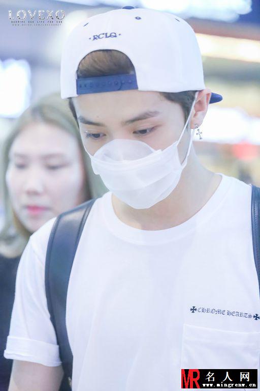 2014年7月EXO上海飞北京机场时尚帅气写真鹿晗图片(1)