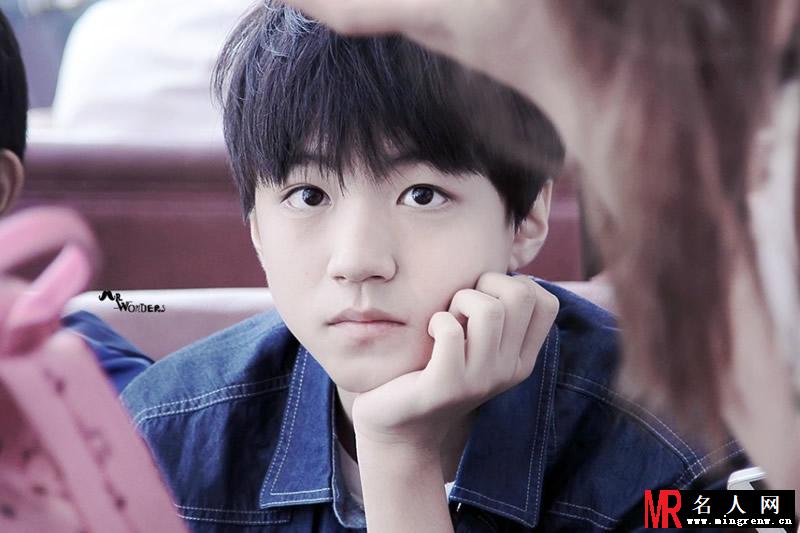 TFBOYS王俊凯牛仔上衣生活照(1)