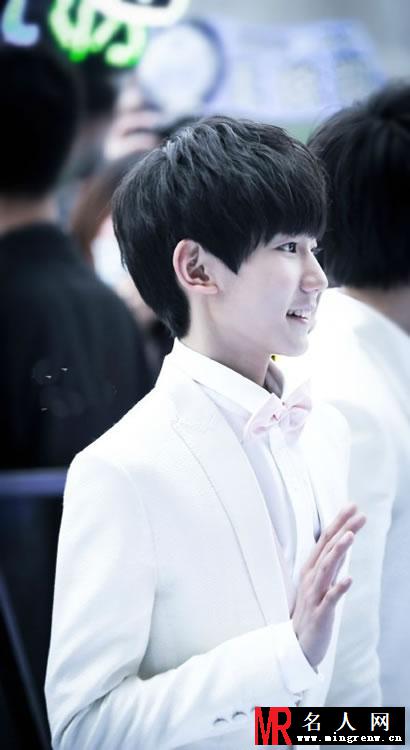 TFBOYS王源白色礼服活动现场(1)