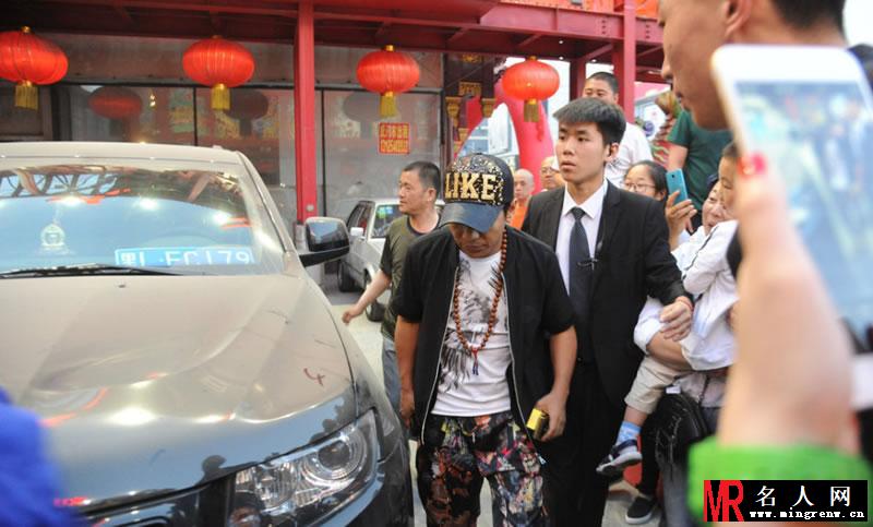 宋小宝出镜刘老根舞台 人气爆棚市民狂拍(1)