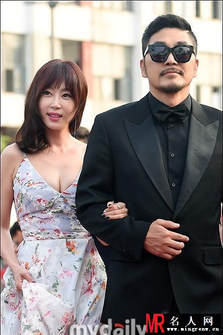 韩国女星搏出位 大胆造型引争议(1)