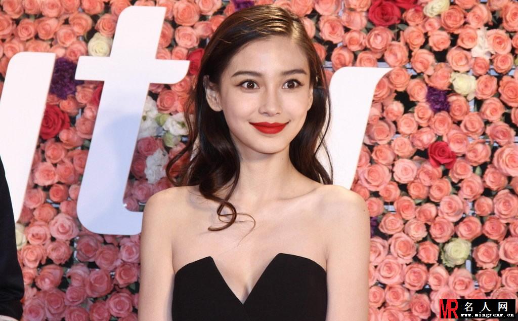 Angelababy出席活动与粉丝合影秒变斗鸡眼(1)