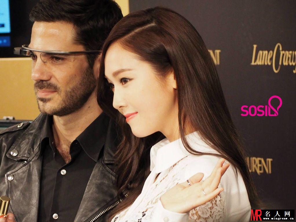 Jessica郑秀妍出席香港YSL体验活动现场 蕾丝透视装抢镜(1)