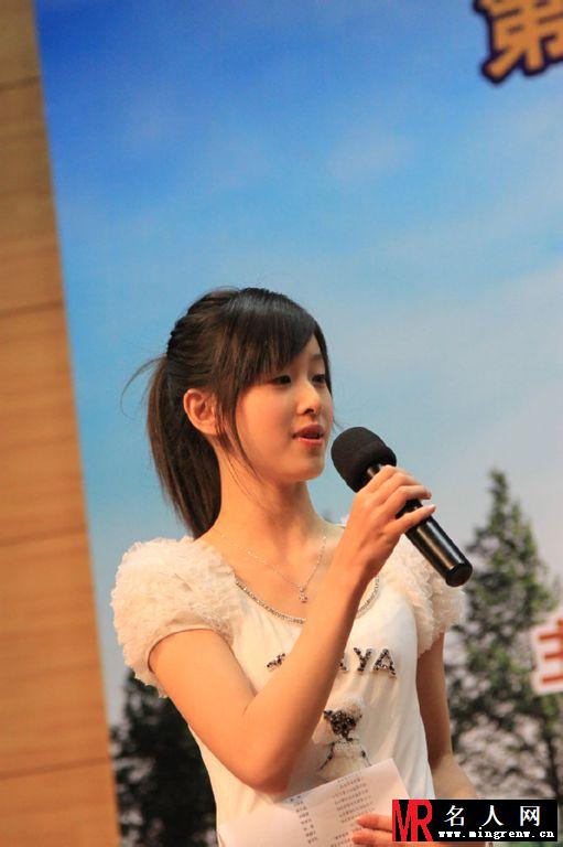 奶茶妹妹章泽天昔日担任南大作文比赛主持照曝出(1)