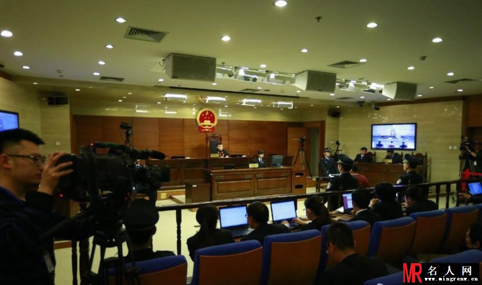张默庭审照片曝光 红衣现身表情不屑(1)