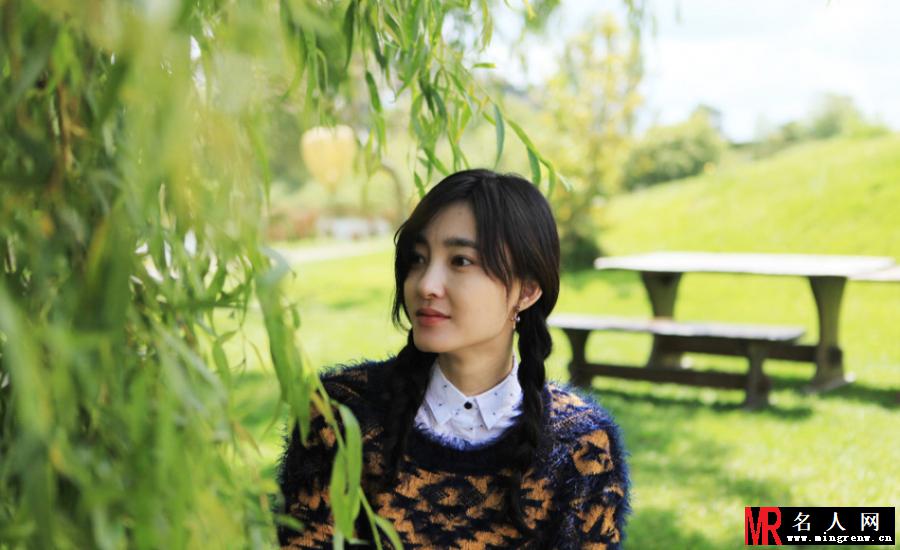 王丽坤现身霍比特人村 素颜女神清新可人(1)