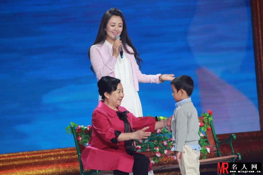 杨童舒献唱重阳节晚会 儿子伴舞温馨感人(1)
