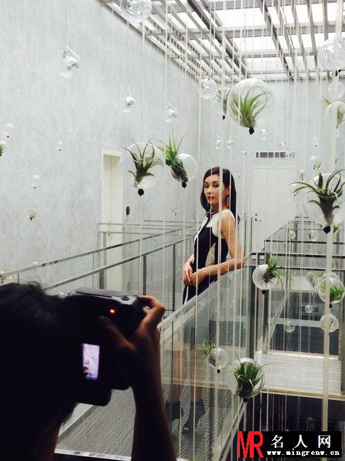 杨恭如受邀拍摄写真 魅力迷倒摄影师(1)